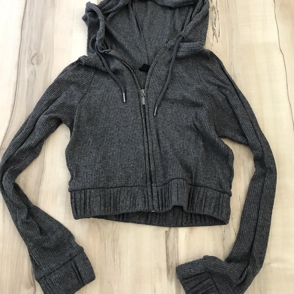 Urban Outfitters Sweaters - Urban crop 🌼